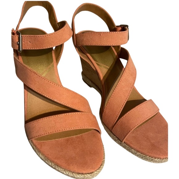 DV8 Shoes - DV8 Pierra Strappy Wedge Peach Color, Size 7.5. New in Original Bag.